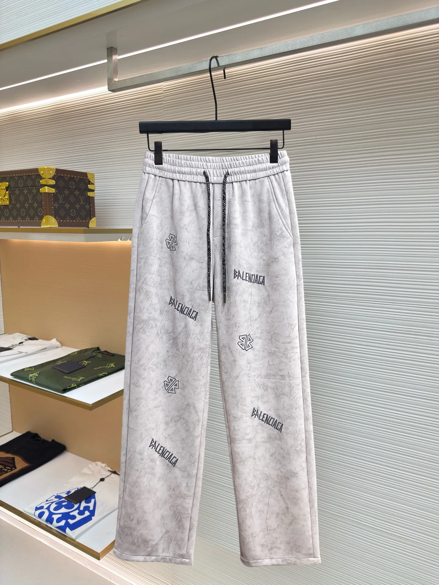 Balenciaga 🆕2026 Autumn and Winter New Arrival Casual Pants! The official website will be released simultaneously. Brand Classic LOGO casual pants, customized fabrics, excellent comfort and strong touch. Highly recognisable, perfect appearance and craftsmanship. Size:M-3XL
